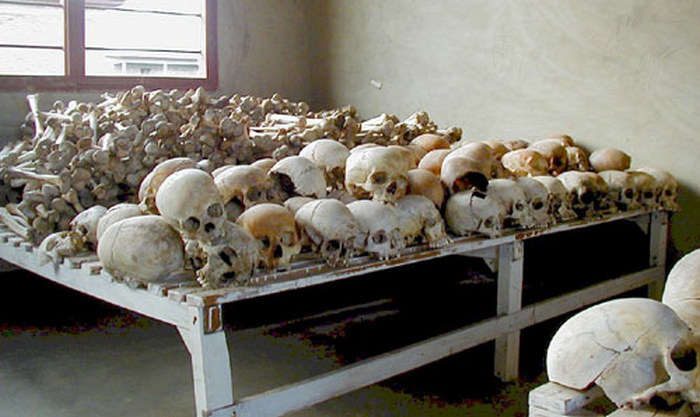 Kości ofiar zamordowanych w technikum w Murambi (Frank Wolf/domena publiczna).