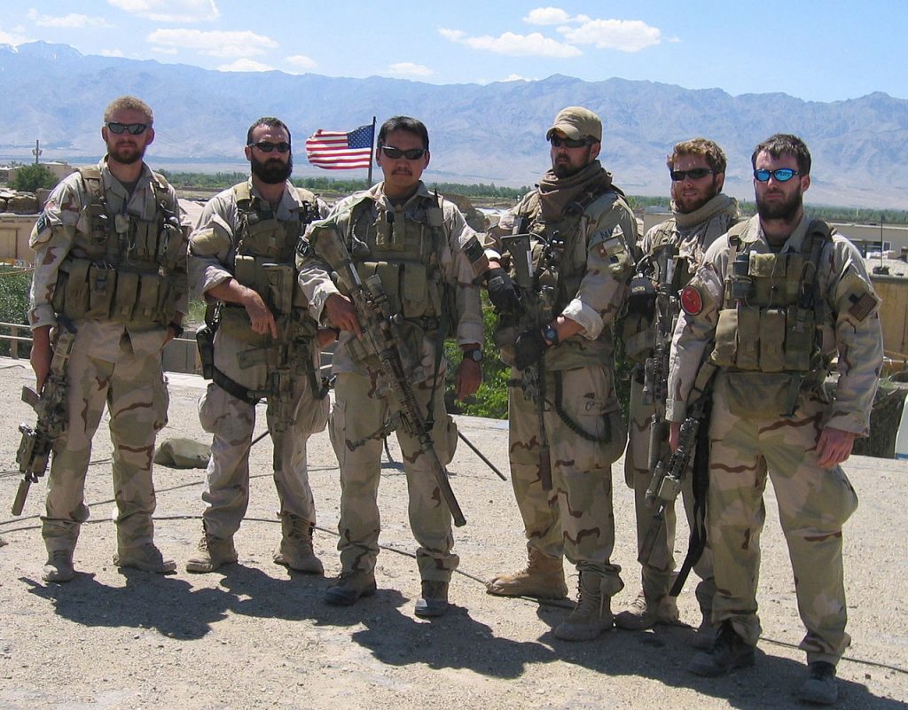 Marcus Luttrell (trzeci od prawej) już jako Navy SEALs. Zdjęcie wykonane podczas misji w Afganistanie (domena publiczna).