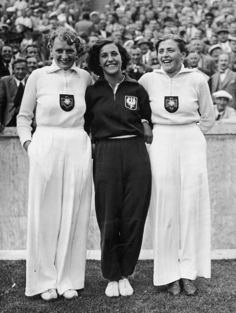 Medalistki olimpijskie w rzucie oszczepem z Berlina. Stoją od lewej Othilie Fleischer, Maria Kwaśniewska, Luise Krüger (domena publiczna).