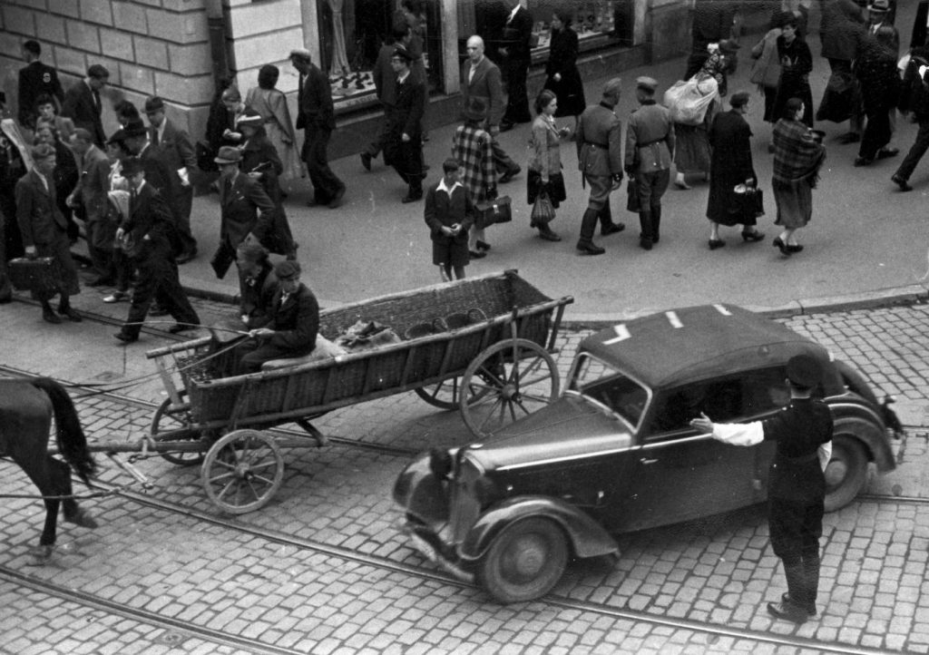 Niemcy od samego początku okupacji chcieli pokazać, że Polacy są gorsi. Na zdjęciu wykonanym w latach II wojny światowej jedna z krakowskich ulic (domena publiczna).