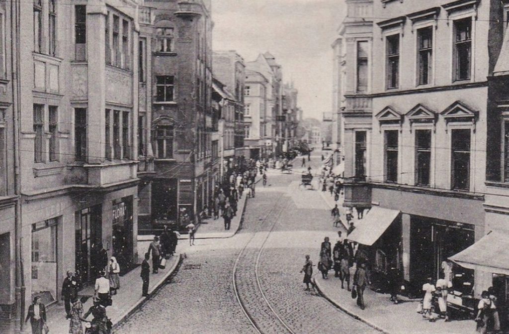 Niemiecka pocztówka z widokiem ulicy Szerokiej (Breitegasse) w Toruniu (Thorn) z okresu okupacji (domena publiczna).