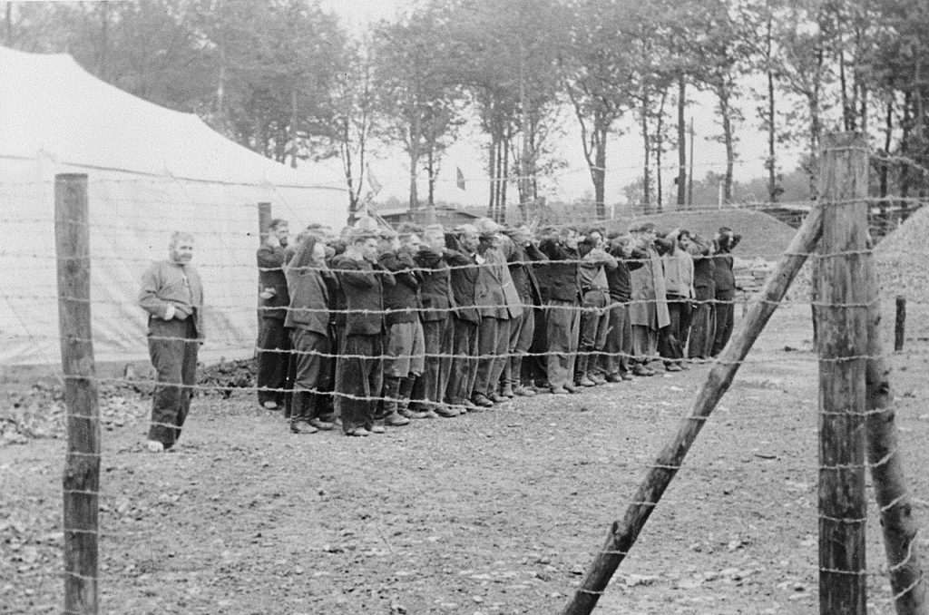 Nowo przybyli więźniowie KL Buchenwald podczas apelu (domena publiczna).