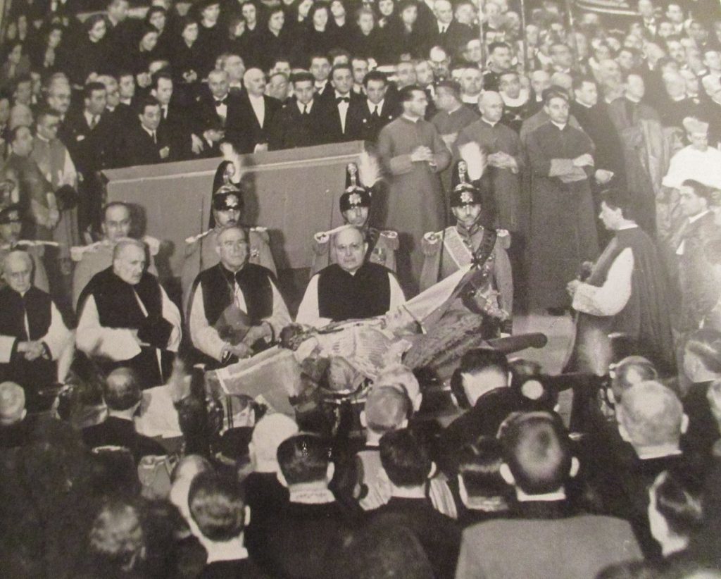Pogrzeb Piusa XI. Jego śmierć była bardzo na rękę Mussoliniemu (domena publiczna).