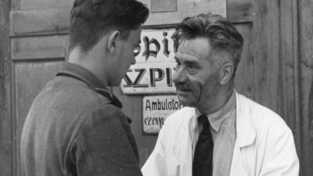 Polski lekarz rozmawia z niemieckim żołnierzem.