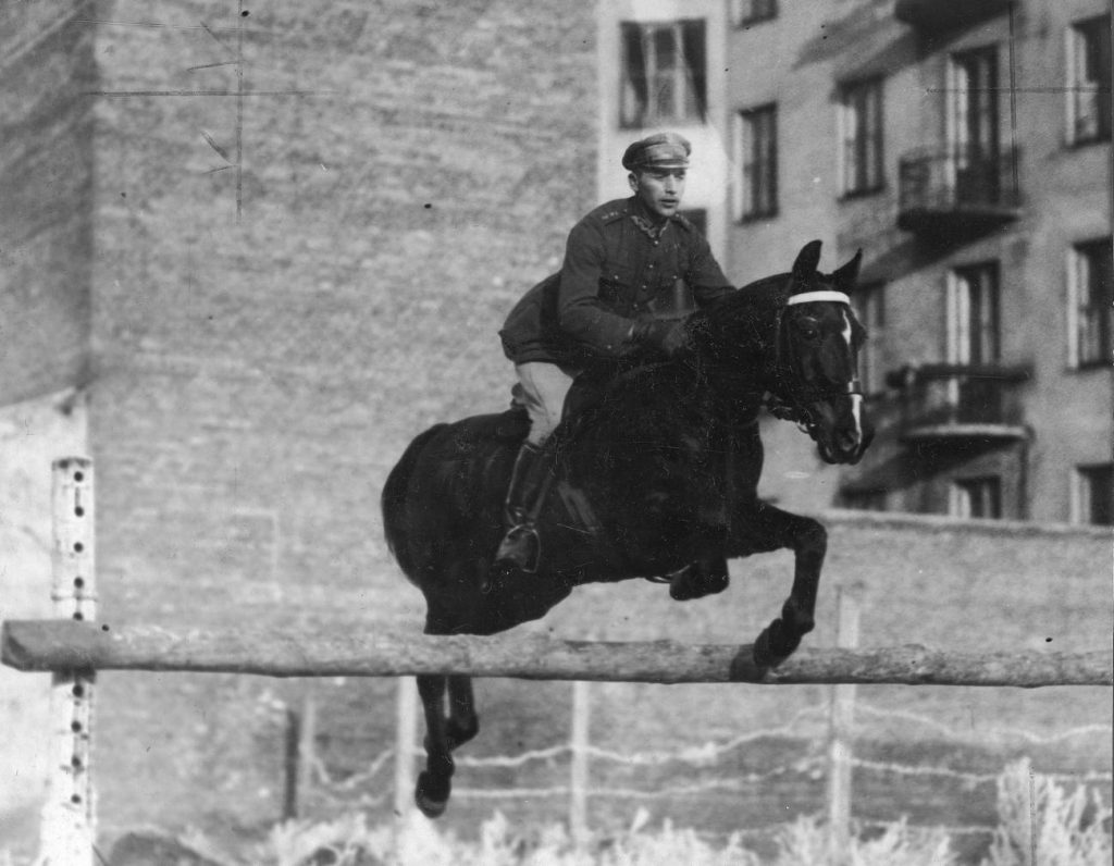 Porucznik Adam Królikiewicz podczas zawodów hippicznych 1 Pułk Szwoleżerów Józefa Piłsudskiego. 1924 rok (domena publiczna).