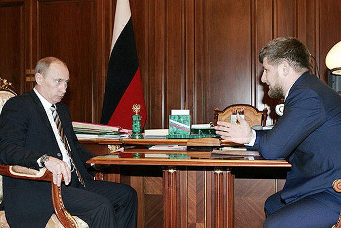 Ramzan Kadyrow podczas spotkania z Putinem w 2008 roku (Kremlin.ru/CC BY 3.0).