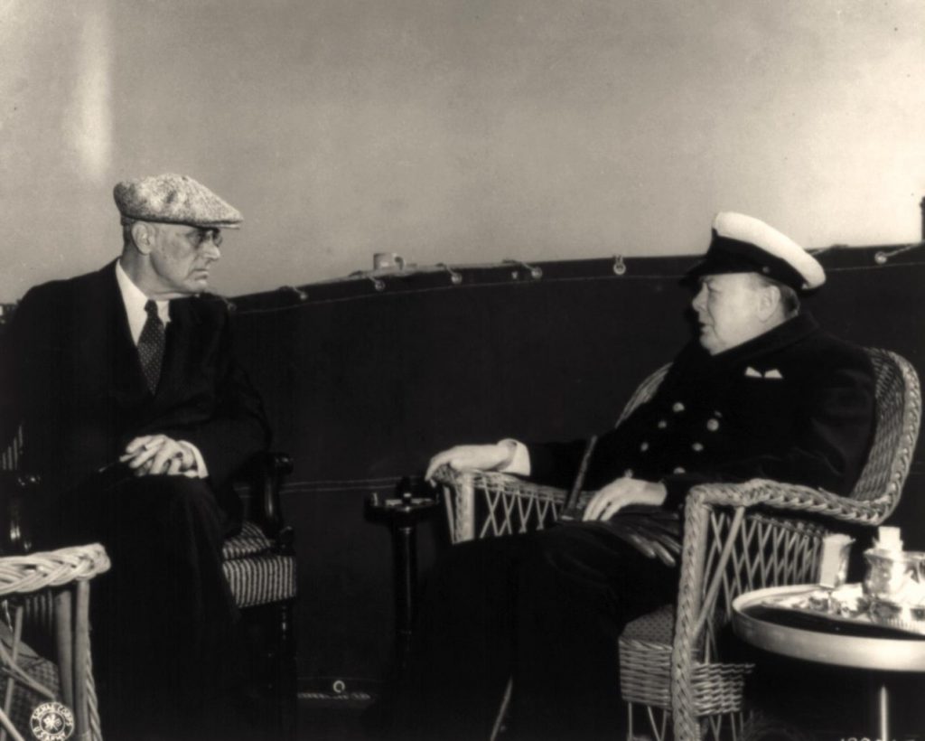 Roosevelt i Churchill na wspólnym zdjęciu wykonanym podczas konferencji jałtańskiej (domena publiczna).