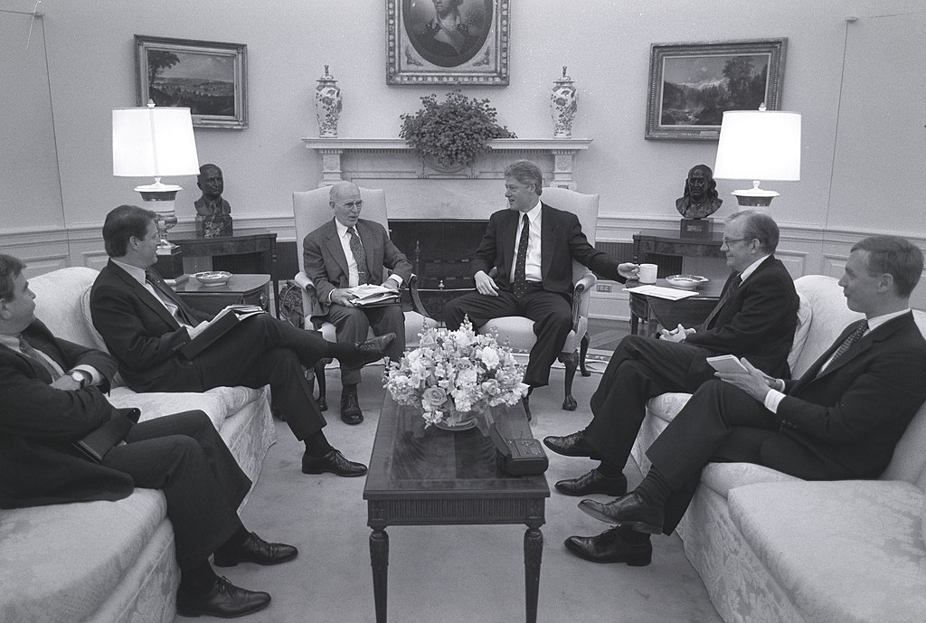 Tony Lake (trzeci od lewej) na spotkaniu w Białym Domu.