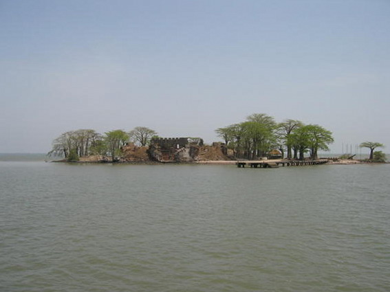Wyspa św. Andrzeja, obecnie nosząca nazwę Kunta Kinteh na rzece Gambia (Jose Canedo/CC BY-SA 1.0).