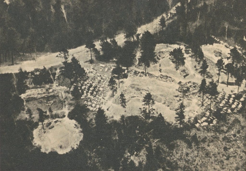 Zdjęcie lotnicze miejsca, gdzie NIemcy odkryli ciała polskich oficerów pomordowanych przez NKWD w 1940 roku (domena publiczna).