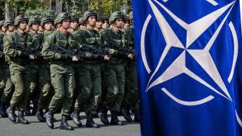 Żołnierze ukraińscy i fragment flagi NATO.
