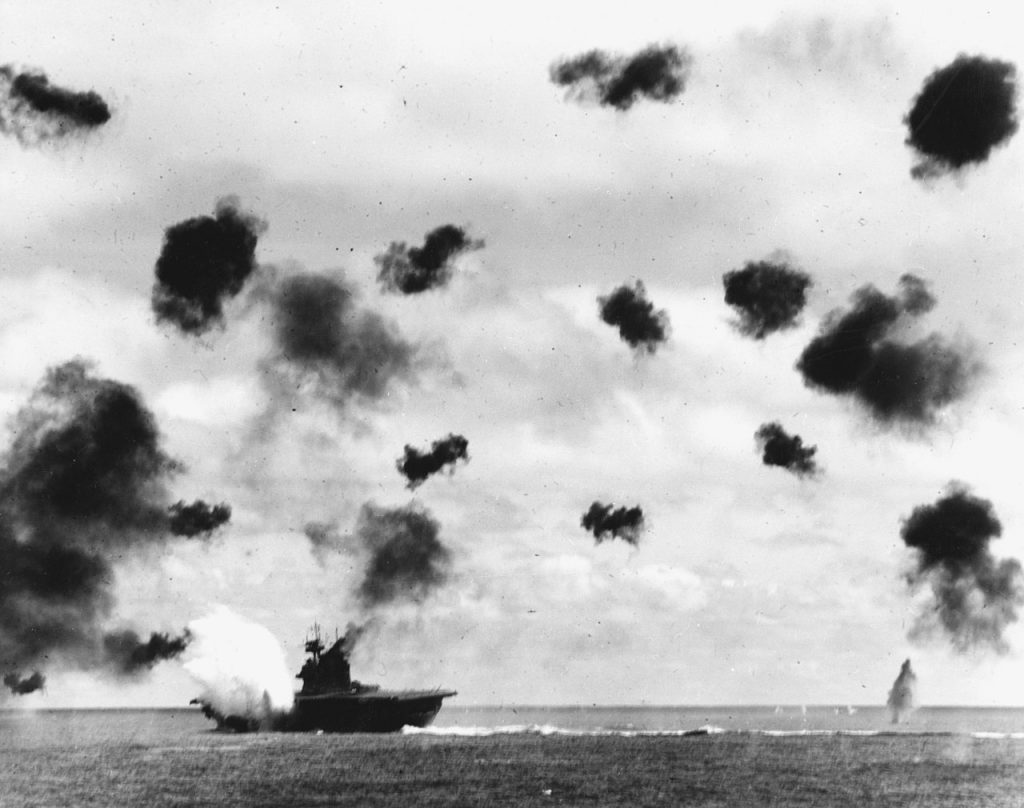 Atak japońskich smolotów torpedowych na USS Yorktown 4 czerwca 1942 roku (domena publiczna).
