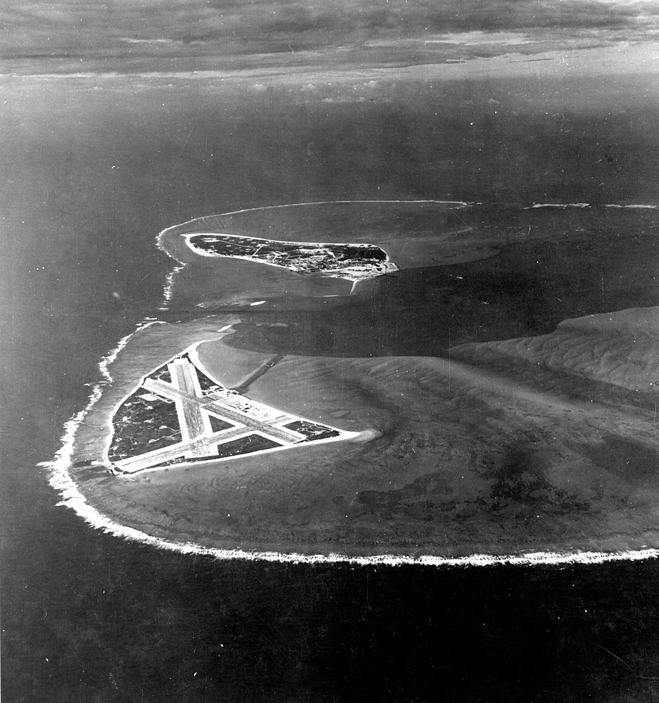 Atol Midway na zdjęciu z listopada 1941 roku (domena publiczna).