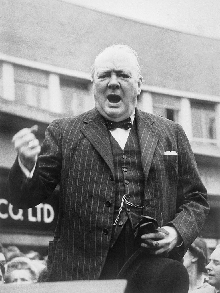 Churchill przemawiający podczas jednego z wieców przed wyborami (domena publiczna).