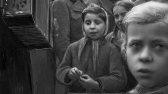 Dzieci na krakowskiej ulicy. Rok 1943.