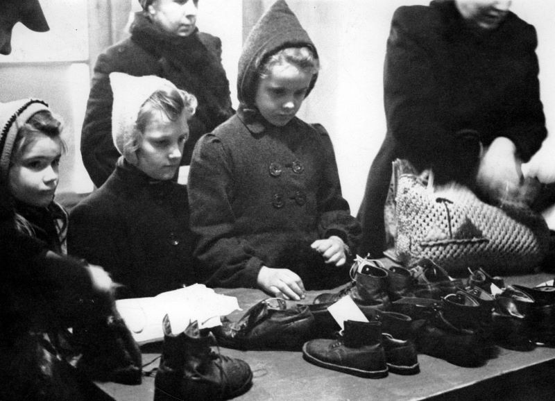 Dzieci w punkcie wymiany starego obuwia