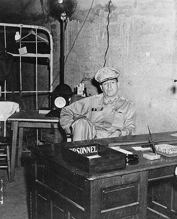 Generał Douglas MacArthur na zdjęciu wykonanym w marcu 1942 roku (domena publiczna).