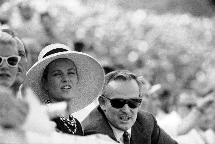 Grace Kelly szybko straciła głowę dla księcia Rainiera. Na zdjęciu już jako małżeństwo podczas pobytu w Rzymie. Rok 1960 (domena publiczna).