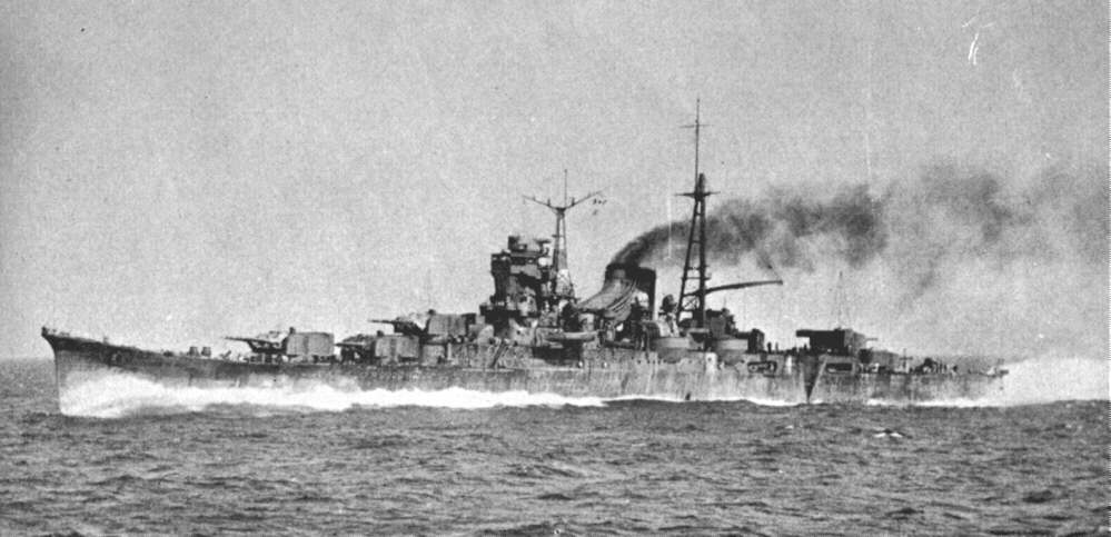 Krążownik Magami na zdjęciu z 1935 roku (domena publiczna).