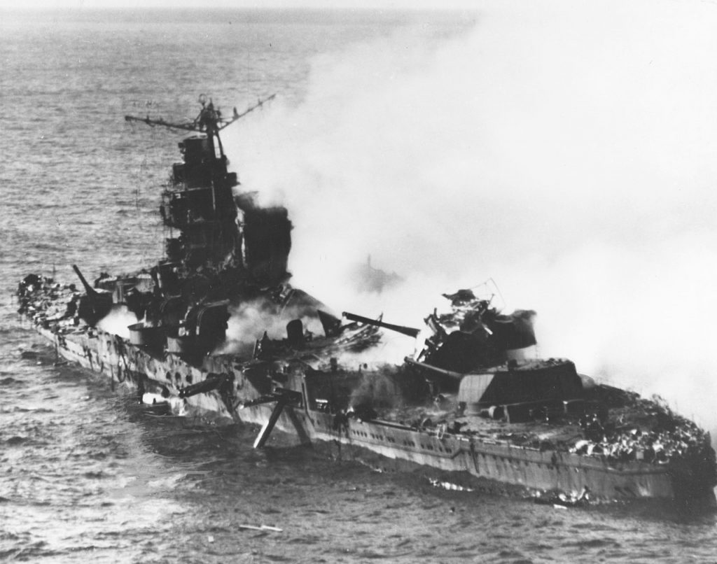 Krążownik Mikuma na krótko przed zatonięciem 6 czerwca 1942 roku (domena publiczna).