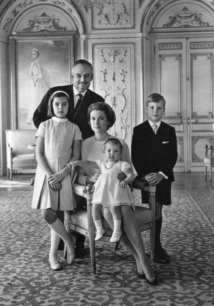 Książę Rainier III oraz księżna wraz z ich dziećmi. Zdjęcie wykonane w 1966 roku (Superzen/CC BY-SA 3.0).