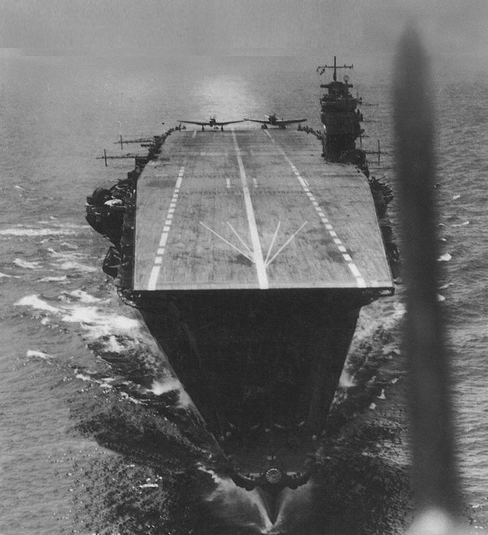 Lotniskowiec Akagi na zdjęciu wykonanym w kwietniu 1942 roku (domena publiczna).