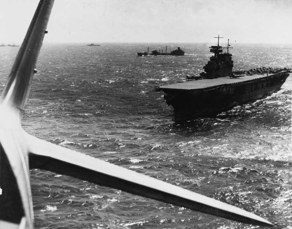 Lotniskowiec USS Yorktown na zdjęciu wykonanym w kwietniu 1942 roku (domena publiczna).