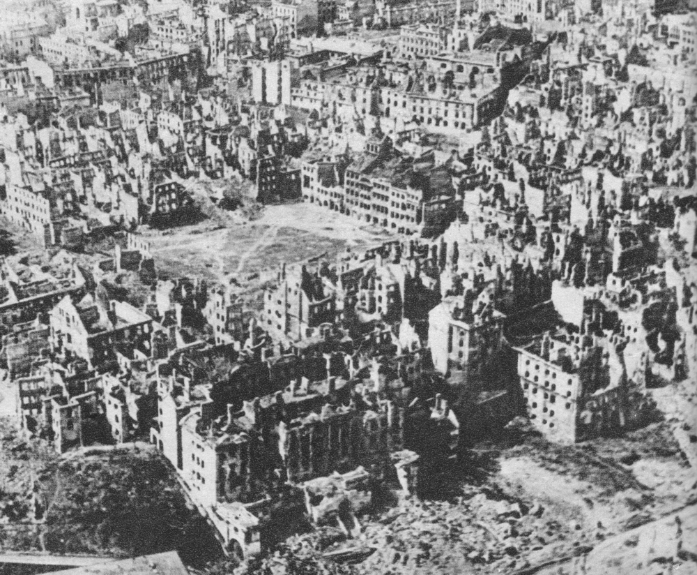 Najbardziej zniszczonym polskim miastem była Warszawa. Na zdjęciu lotniczym z 1945 roku ruiny starówki (domena publiczna).