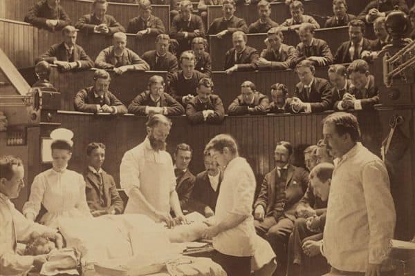 Niewiele zabrakło a to Axel Cappelen przeprowadziłby pierwszą udaną operację serca. Ilustracja poglądowa przedstawiającą XIX-wieczną salę operacyjną (domena publiczna).