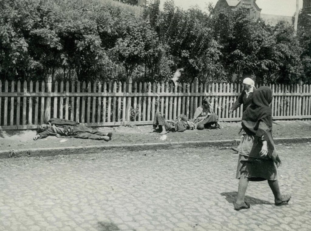 Ofiary Wielkiego Głodu na ulicach Charkowa (Alexander Wienerberger/domena publiczna).