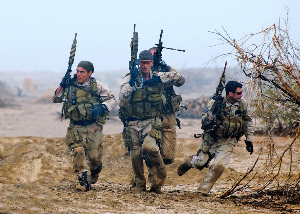Operatorzy Navy SEALs w Iraku działali zwykle w małych grupach. Na zdjęciu Navy SEALs podczas szkolenia. 2004 rok (domena publiczna).