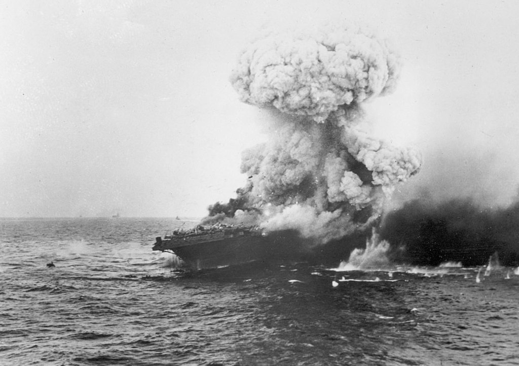 Płonący USS Lexington. 8 maja 1942 roku (domena publiczna).