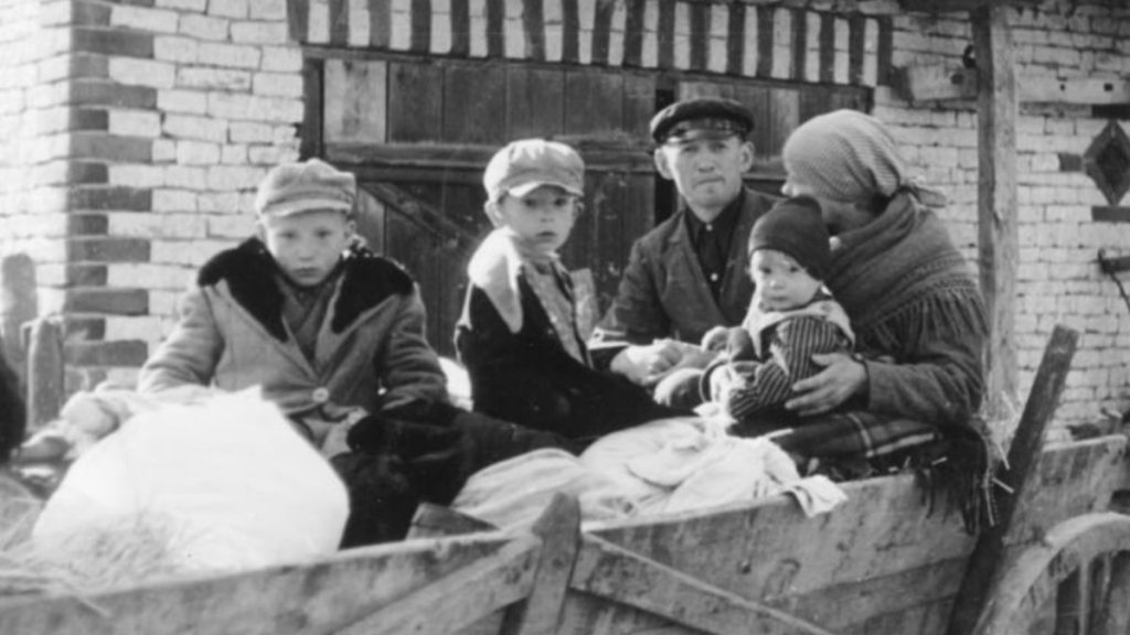 Polska rodzina wysiedlona z Kraju Warty. Fotografia z 1940 roku.