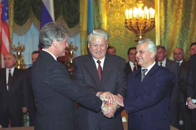 Prezydenta USA Bill Clinton, Rosji Borys Jelcyn i Ukrainy Łeonid Krawczyk na wspólnym zdjęciu z początku 1994 roku. Wszyscy oni byli sygnatariuszami porozumienia budapesztańskiego (domena publiczna). 