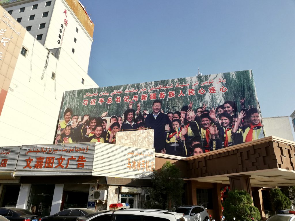 Propagandowy plakat z Xi Jinpingiem w Kaszgar (Kubilayaxun/CC BY-SA 4.0).
