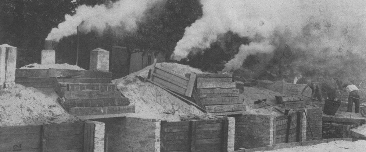 Prowizoryczna produkcja węgla drzewnego na fotografii z 1944 roku.