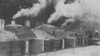 Prowizoryczna produkcja węgla drzewnego na fotografii z 1944 roku.