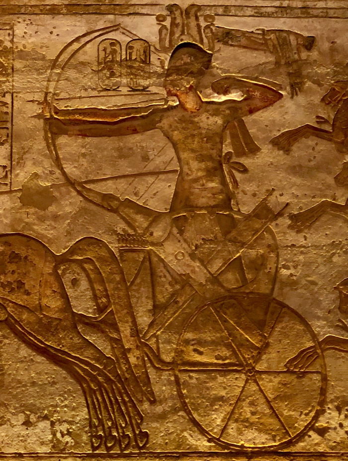 Ramzes II walczący w bitwie pod Kadesz. Egipski relief z epoki