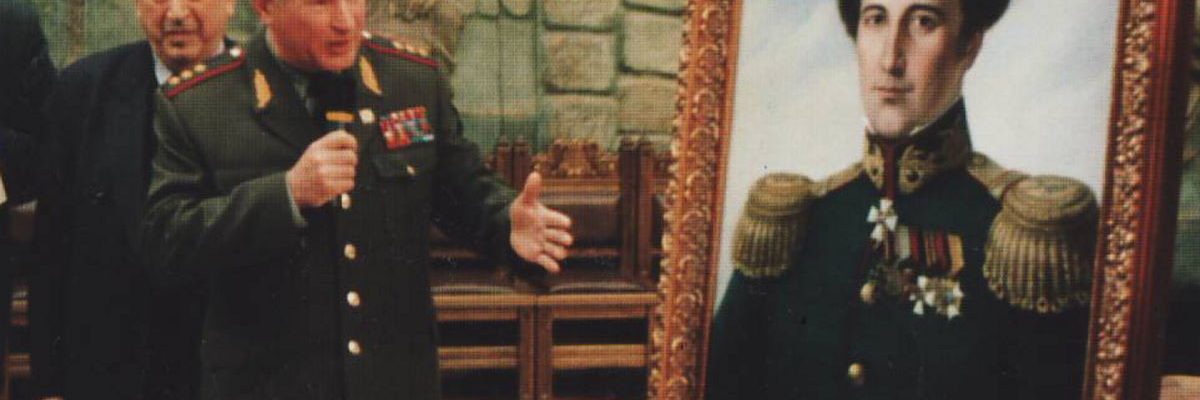 Rosyjski generał przemawia przed portretem Carla von Clausewitza.
