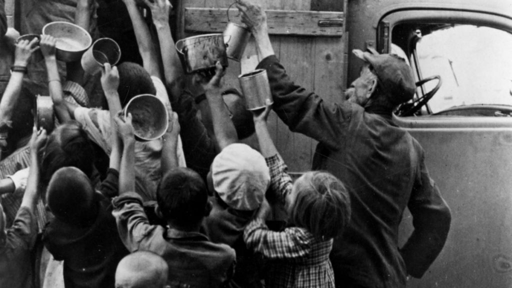 Rozdawanie żywności głodującym. Fotografia z 1943 roku.