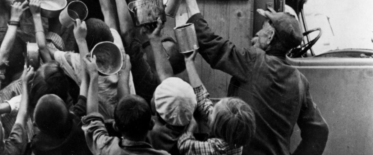 Rozdawanie żywności głodującym. Fotografia z 1943 roku.