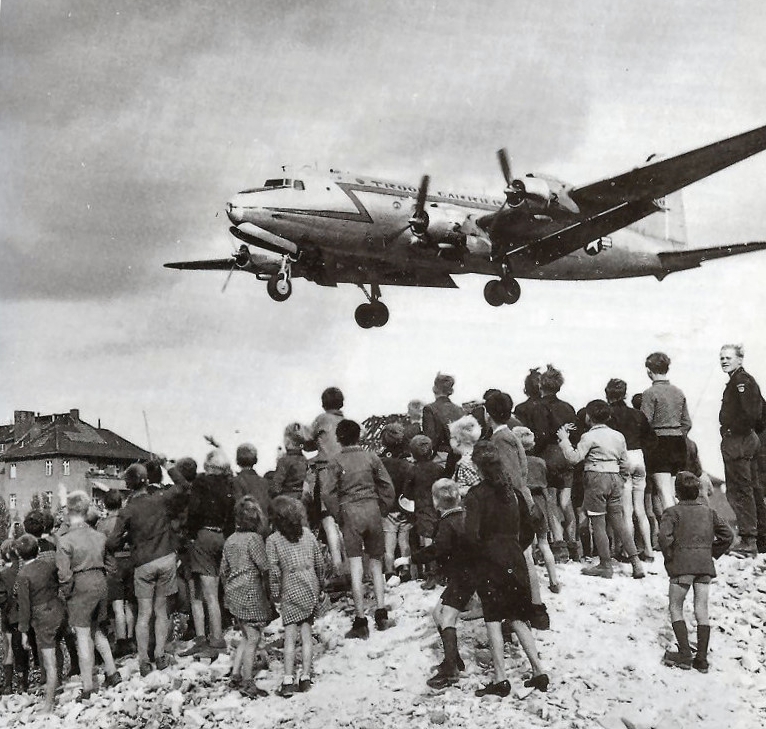 Samolot transportowy USAAF Douglas C-54 Skymaster ląduje na lotnisku Tempelhof podczas blokady Berlina (domena publiczna).