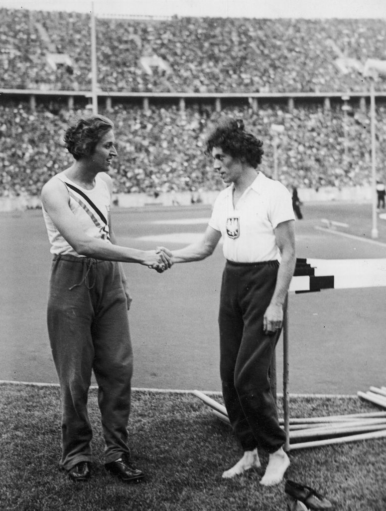 Stanisława Walasiewicz i Helen Stephens podają sobie ręce podczas berlińskich igrzysk (domena publiczna).
