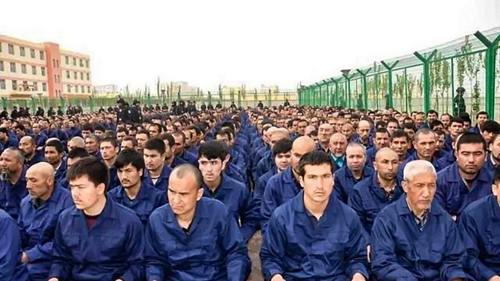 Ujgurzy przetrzymywani w jednym z licznych "obozów reedukacyjnych".