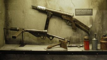 Uzbrojenie Armii Krajowej. Ekspozycja w Muzeum Powstania Warszawskiego.