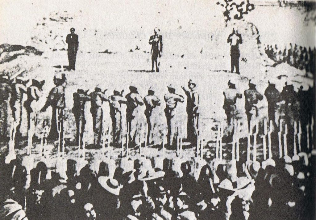 Zdjęcie wykonane na chwilę przed salwą plutonu egzekucyjnego. Maksymilian stoi po prawej (domena publiczna).
