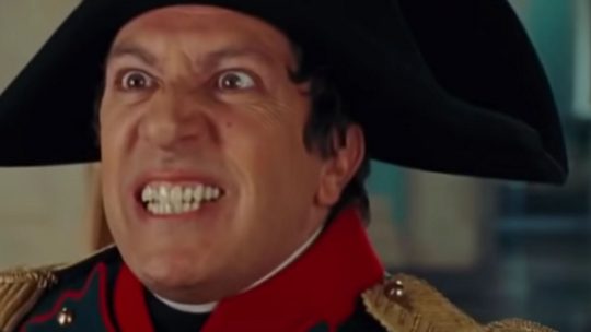 Alain Chabat jako Napoleon Bonaparte w komedii Noc w muzeum