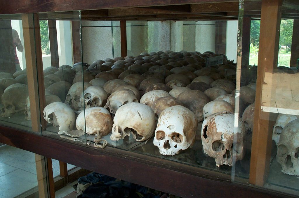 Czaszki ofiar ludobójstwa przeprowadzonego przez Czerwonych Khmerów (domena publiczna).