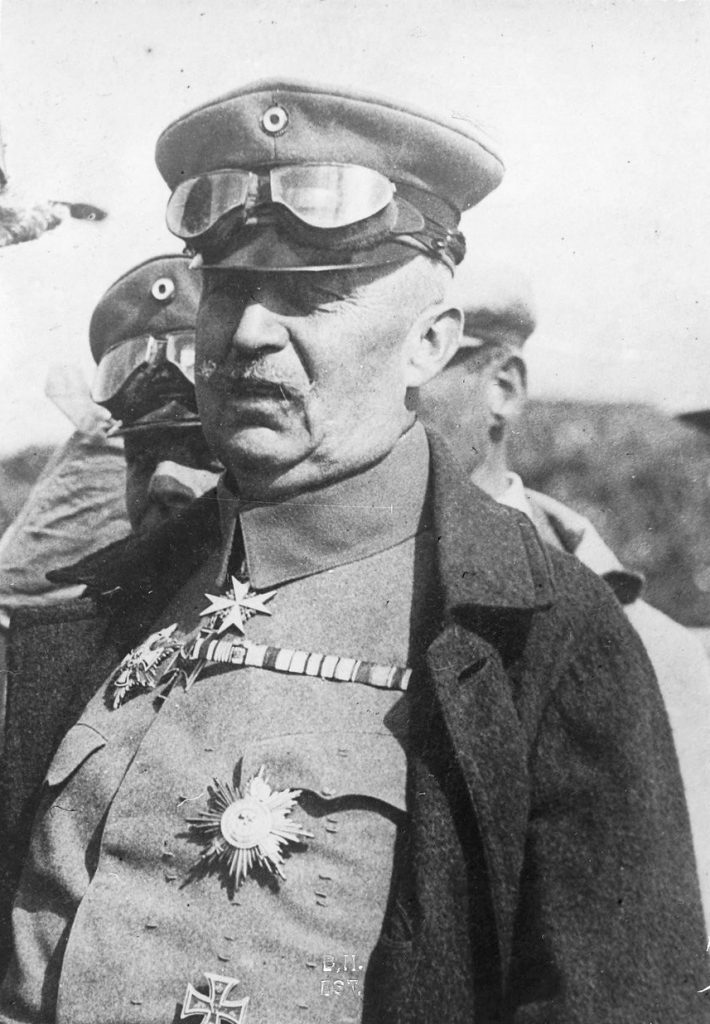 Erich Ludendorff na zdjęciu wykonanym około 1915 roku (domena publiczna).