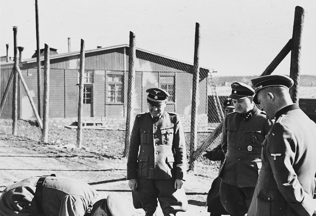 Grupa oficerów SS z KL Buchenwald (domena publiczna).